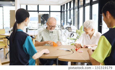 亞洲老年人在護理機構摺紙 131319179