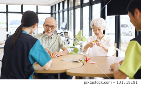 亞洲老年人在護理機構摺紙 131319181