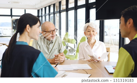 亞洲老年人正在聽取有關護理設施的說明 131319183