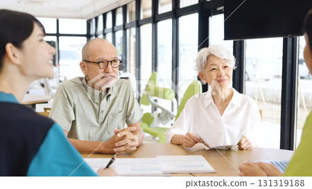 亞洲老年人正在聽取有關護理設施的說明 131319188
