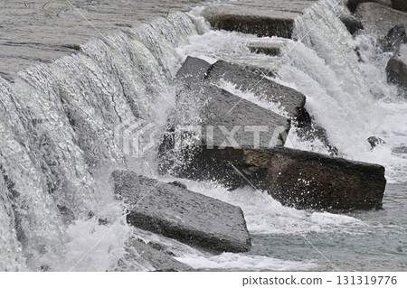 河川洪水和水位上升 131319776