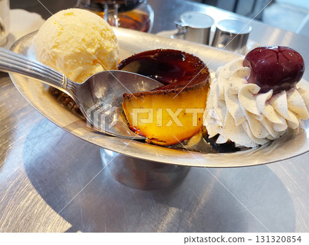 Pudding a la mode 131320854