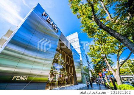 日本東京城市景觀。表參道和芬迪的鬱鬱蔥蔥的綠色景觀。 131321162