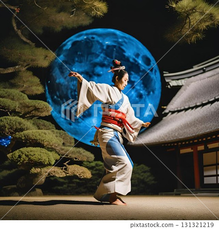 一位身著和服的女子在藍色滿月下翩翩起舞 131321219