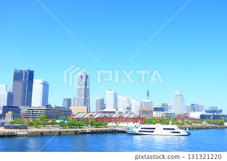 神奈川縣橫濱市橫濱紅磚倉庫與地標塔風景 131321220