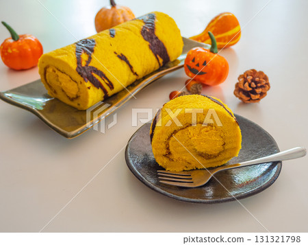 充滿秋季南瓜捲蛋糕和萬聖節色彩的暖心甜點 充滿秋季南瓜捲蛋糕和萬聖節色彩的暖心甜點 131321798