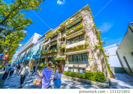 日本東京城市景觀：俯瞰表參道、表參道之丘和同潤館的鬱鬱蔥蔥的綠色植物 131321803