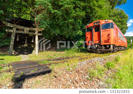 Tsuyama Line local train 1 bound for Okayama Station passing in front of Matsuo Shrine, Kita Ward, Okayama City, Okayama Prefecture 131321831
