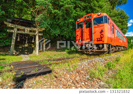 Tsuyama Line local train 2 bound for Okayama Station passing in front of Matsuo Shrine, Kita Ward, Okayama City, Okayama Prefecture Tsuyama Line local train 2 bound for Okayama Station passing in front of Matsuo Shrine, Kita Ward, Okayama City, Okayama Prefecture 131321832