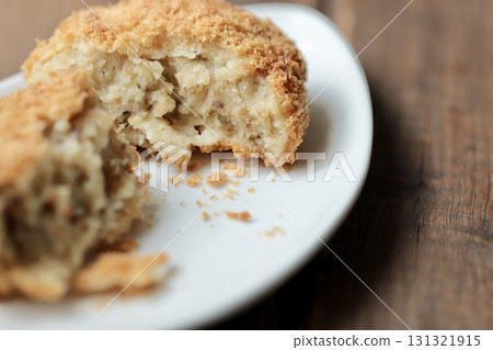 用切半的北海道馬鈴薯製成的蓬鬆可樂餅 用切半的北海道馬鈴薯製成的蓬鬆可樂餅 131321915