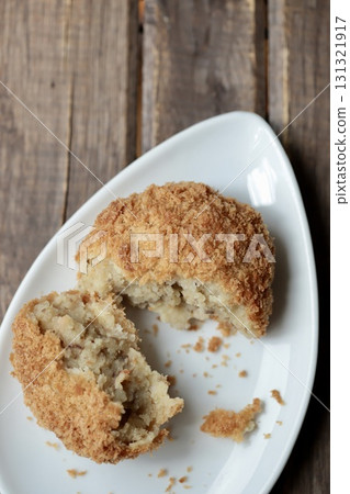 用切半的北海道馬鈴薯製成的蓬鬆可樂餅 用切半的北海道馬鈴薯製成的蓬鬆可樂餅 131321917