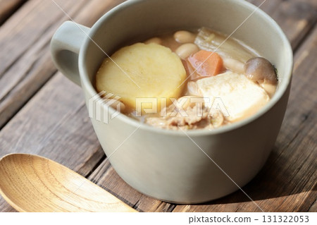 盛在湯杯裡的豬肉味噌湯，裡面有許多地瓜 131322053