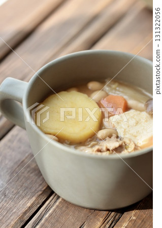 盛在湯杯裡的豬肉味噌湯，裡面有許多地瓜 131322056