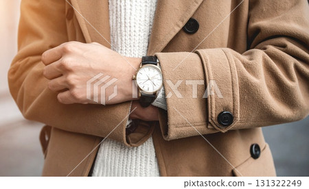 分層外套袖子和腕錶的特寫，溫暖的材質質感 131322249