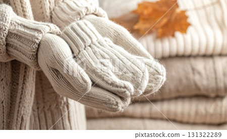 特寫：手上戴著羊毛手套，背景是多層毛衣 131322289