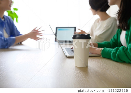 一個女人在辦公室開會 一個女人在辦公室開會 131322316