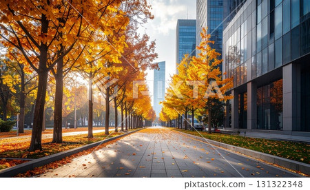 現代化城市的主要街道，高樓大廈和秋天的樹木林立，樹葉在風中飄揚 131322348