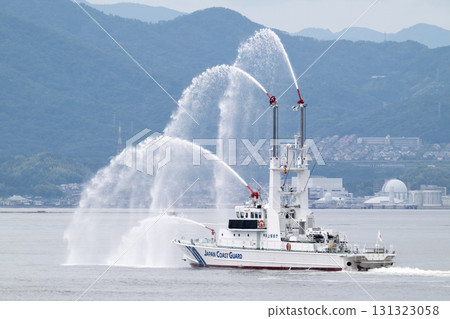 日本海上保全廳巡邏船「琴引號」在廣島灣進行噴水演示 131323058