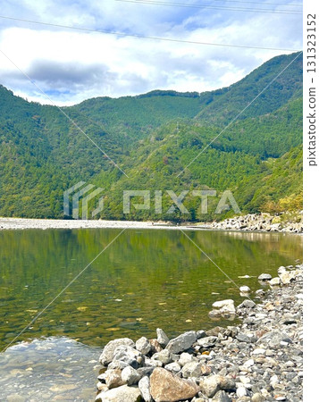 河流和美麗的森林 河流和美麗的森林 131323152