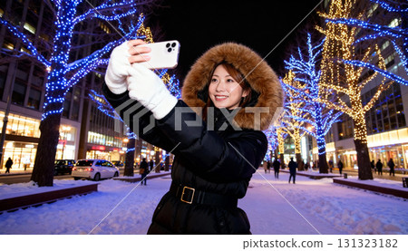 欣賞冬季彩燈雪景的人們 - 札幌的旅遊和生活方式 131323182