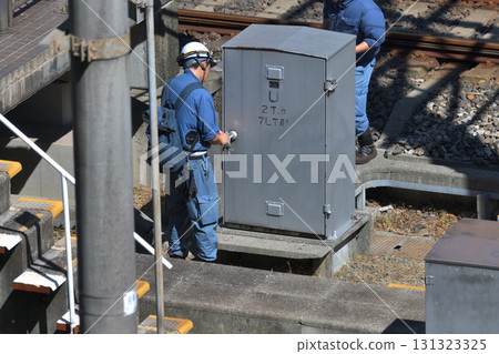 軌道維護和檢查工作：沿著軌道行走，目視檢查軌道是否有變形和損壞 131323325