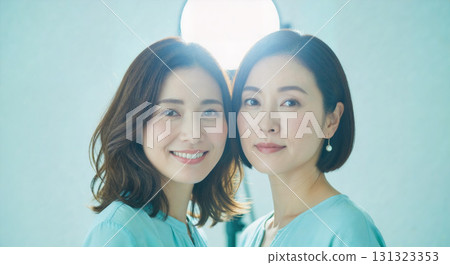 帶有姐妹或雙胞胎形象的女性肖像。適用於美容和護髮廣告的圖像素材。 131323353