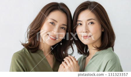帶有姐妹或雙胞胎形象的女性肖像。適用於美容和護髮廣告的圖像素材。 131323357