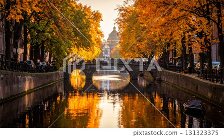 城市河流,兩岸秋色樹木,橋與水面上倒映的金色光芒 城市河流,兩岸秋色樹木,橋與水面上倒映的金色光芒 131323375