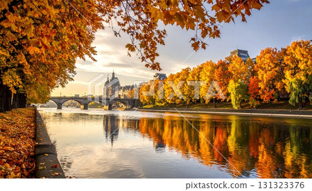 城市河流,兩岸秋色樹木,橋與水面上倒映的金色光芒 城市河流,兩岸秋色樹木,橋與水面上倒映的金色光芒 131323376