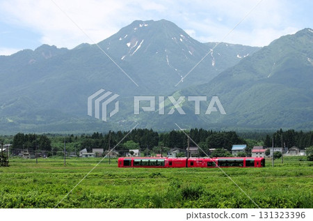 初夏的妙高山與越後心跳鐵道的「雪月花號」列車 初夏的妙高山與越後心跳鐵道的「雪月花號」列車 131323396