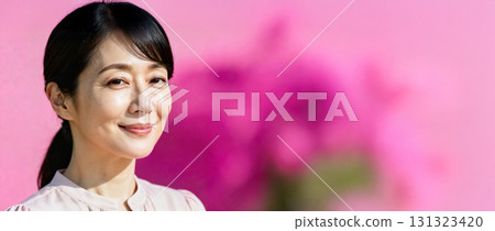 40 多歲和 50 多歲成年女性的肖像:夫人和善良的中年婦女的美麗和生活方式 40 多歲和 50 多歲成年女性的肖像:夫人和善良的中年婦女的美麗和生活方式 131323420