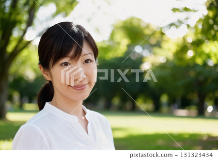 40 多歲和 50 多歲成年女性的肖像：夫人和善良的中年婦女的美麗和生活方式 131323434