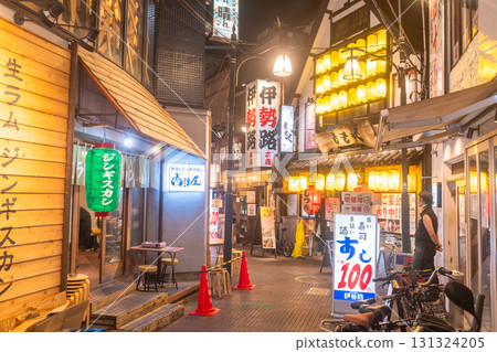 東京:中野車站娛樂區和東京市中心的夜晚 東京:中野車站娛樂區和東京市中心的夜晚 131324205