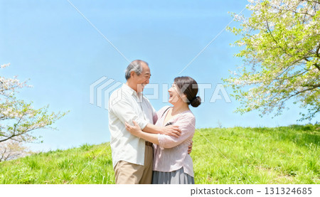 老年夫婦的幸福生活和晚年生活。老年夫婦在公園和大自然中微笑。 131324685