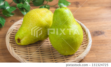 Bartlett (pear) 131324725