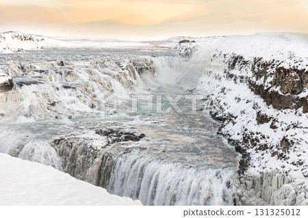 黃金瀑布的冬季風景－冰島壯麗的瀑布與雪景 131325012