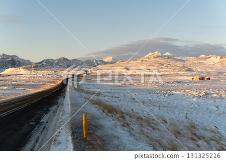 斯奈山半島冬日風光:雪山漁村,冰島壯麗景色 斯奈山半島冬日風光:雪山漁村,冰島壯麗景色 131325216