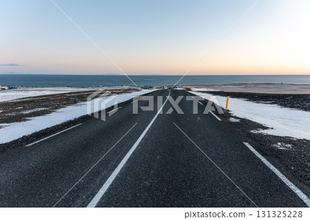 斯奈山半島冬日風光:雪山漁村,冰島壯麗景色 斯奈山半島冬日風光:雪山漁村,冰島壯麗景色 131325228
