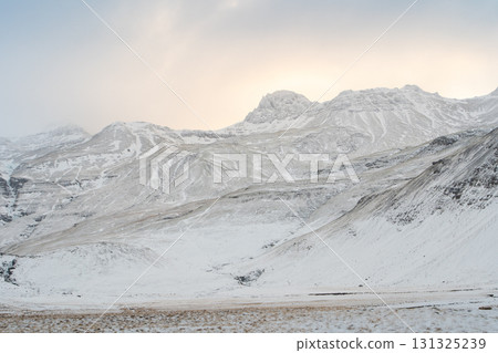 斯奈山半島冬日風光:雪山漁村,冰島壯麗景色 斯奈山半島冬日風光:雪山漁村,冰島壯麗景色 131325239