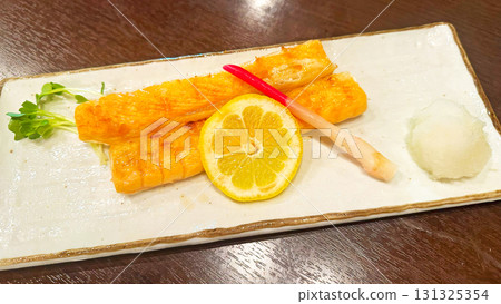 Salmon belly, delicious Japanese food, simple, with plenty of condiments 131325354