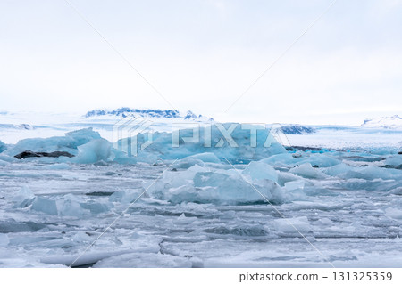傑古沙龍冰河湖漂浮的冰山和雪景,冰島的壯麗景色 傑古沙龍冰河湖漂浮的冰山和雪景,冰島的壯麗景色 131325359