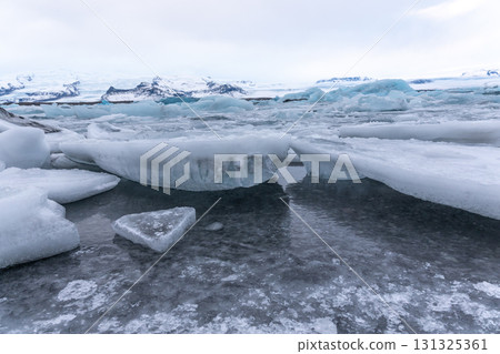 傑古沙龍冰河湖漂浮的冰山和雪景,冰島的壯麗景色 傑古沙龍冰河湖漂浮的冰山和雪景,冰島的壯麗景色 131325361