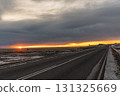 冰島南部冬季風光：白雪皚皚的道路和美麗的日落景色 131325669