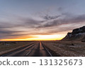 冰島南部冬季風光：白雪皚皚的道路和美麗的日落景色 131325673