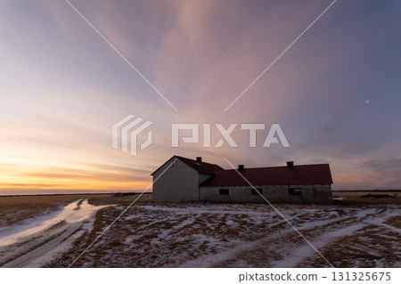 冰島南部冬季風光：白雪皚皚的道路和美麗的日落景色 131325675