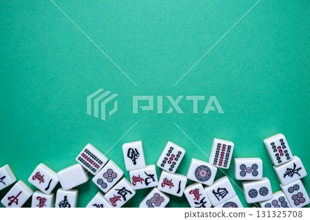 綠色背景上的麻將牌 131325708
