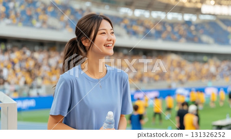 等待田徑比賽的微笑女跑步運動員 等待田徑比賽的微笑女跑步運動員 131326252