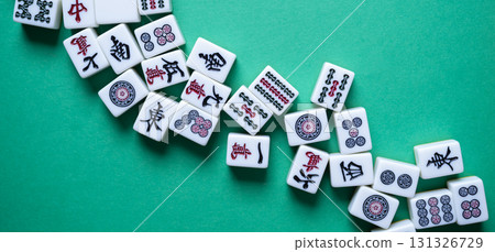 綠色背景上的麻將牌 131326729