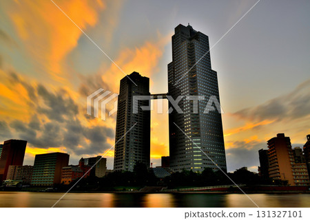 傍晚的聖路加花園被染成橙色——長曝光攝影 131327101