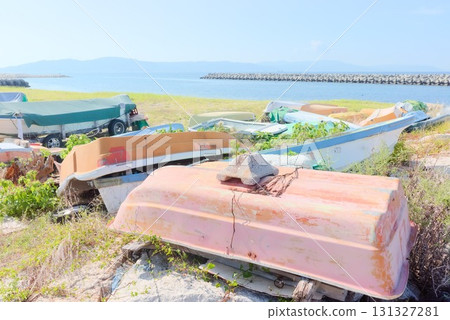 海灘上廢棄的船和防波堤 海灘上廢棄的船和防波堤 131327281